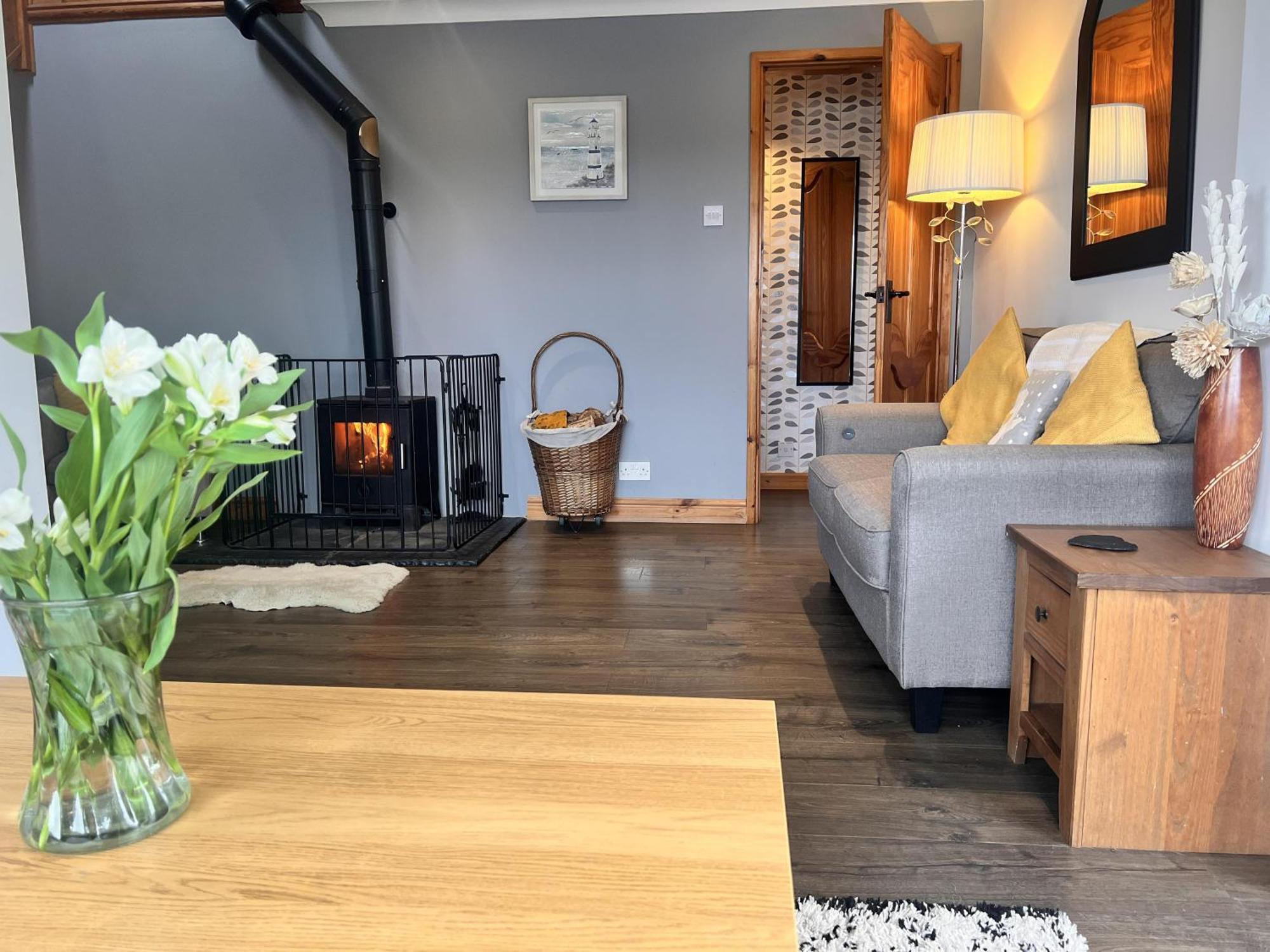 3 Bed Detached Cottage- Log Burner Mountain Views Бомарис Экстерьер фото