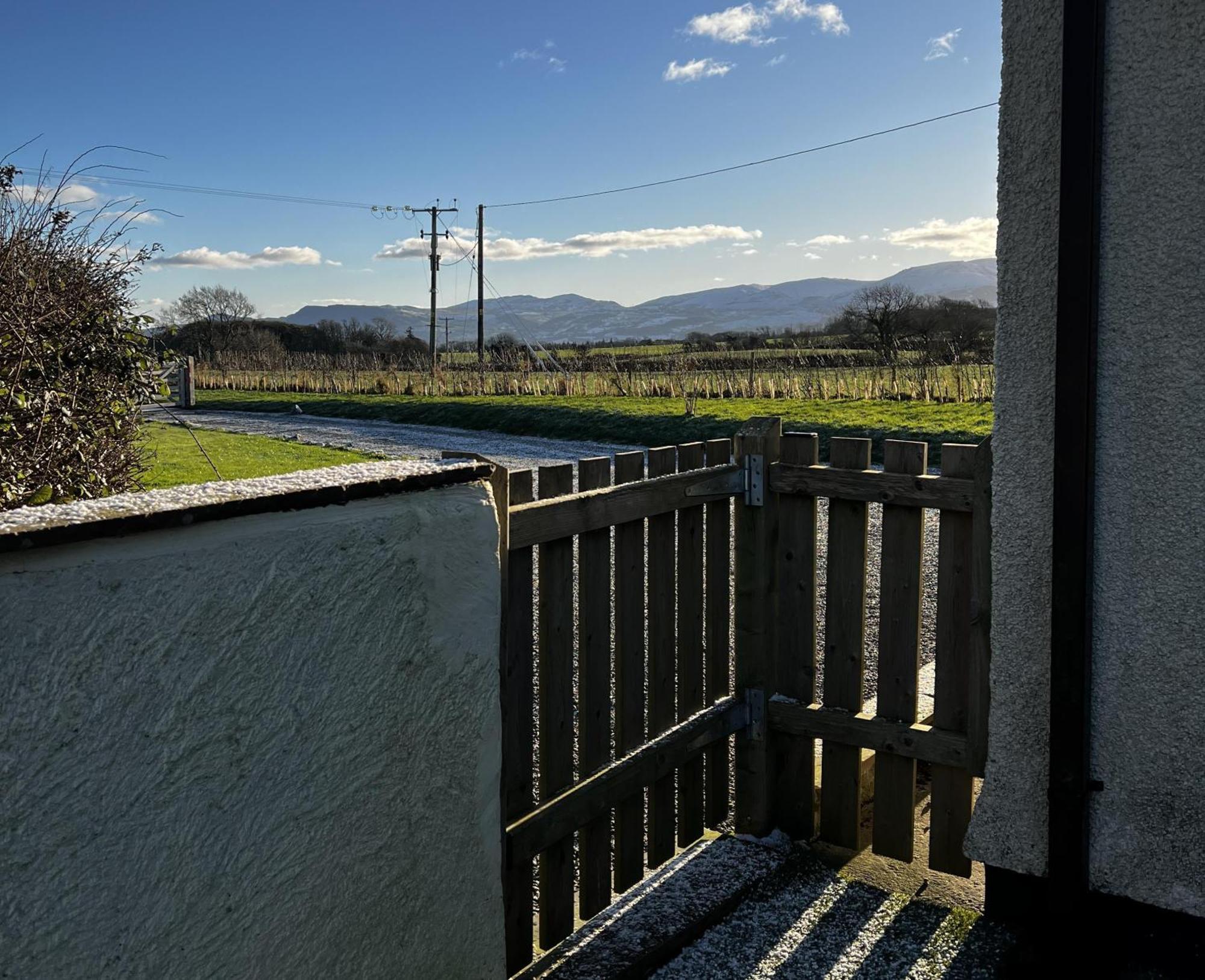 3 Bed Detached Cottage- Log Burner Mountain Views Бомарис Экстерьер фото
